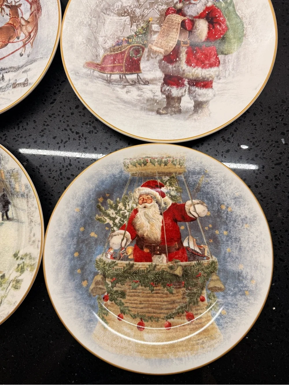 Pottery Barn Nostalgic Santa Christmas Village Dinner Plates 10.5’’ Set Of 4